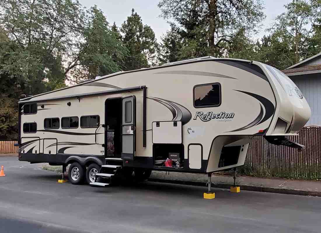 2019 Grand Design 28BH RV receiving solar power installation